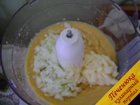 6) В однородную массу гороха и яйца поместить лук, майонез и хорошо перемешать.