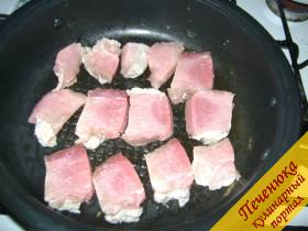 1) Необходимое количество свинины порезать на небольшие кусочки. В сковородку налить немного подсолнечного масла и выложить мясо.