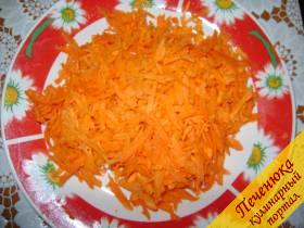 3) Натереть морковь на крупную терку или  нарезать тонкой соломкой.