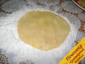 11) На стол насыпать около 1/2 стакана муки. Мокрой ложкой набрать картофельное тесто и положите его на мучную горку. Мокрой рукой сделайте из теста лепешку.