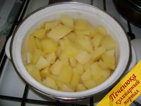 2) С вареного картофеля полностью слить воду.
