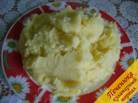 4) Готовое картофельное тесто выложить на тарелку и подождать пока оно остынет. 