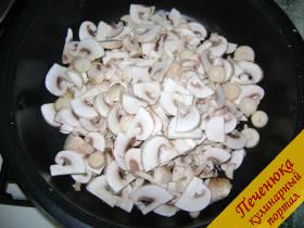 5) Тщательно помыть грибы, порезать небольшими кусочками и поставить жарить на подсолнечном масле.