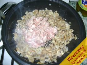 8) Когда лук подрумянится добавить мясо, хорошо размешивая по всей сковородке. 