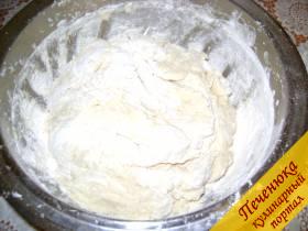 4) Медленно добавлять муку, чтобы тесто получилось эластичным и мягким. Поместить готовое тесто в холодильник на 2 часа. 