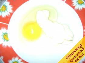 8) Взбить яйцо с майонезом в однородную массу. 