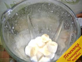 4) Поместить порезанный банан в блендер к взбитому яйцу.
