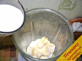 5) Следом за остальными ингредиентами добавить молоко.