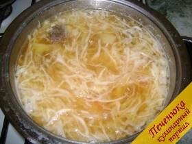 11) Когда картошка практически готова, поместить в кастрюлю капусту.