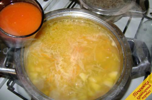 13) Когда все ингредиенты, включая капусту и морковь, сварены -  вылить необходимое количество томатного сока. Попробовать на вкус, если есть необходимость, то добавить соли и перца по вкусу.