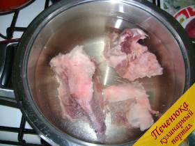 1) Поместить в кастрюлю, где будет вариться борщ, мясо (в данном случае будет использоваться костный набор). Все хорошо посолить.