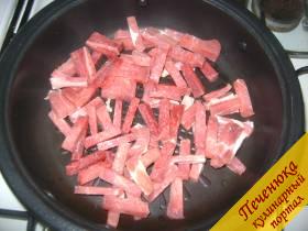 1) Мясо порезать на небольшие кусочки и поместить в сковородку с подогретым подсолнечным маслом.