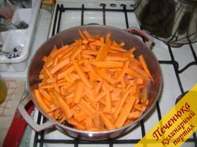 7) Добавить в кастрюлю заранее нарезанную морковь. Не мешая, закрыть крышкой и оставить на 5-10 минут при большом огне. По истечении времени перемешать до готовности, стараясь, чтобы мясо было сверху.