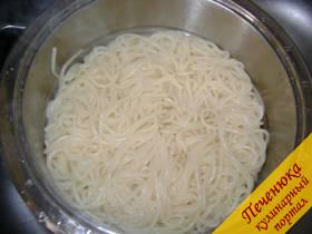 7) Выложить спагетти в дуршлаг и хорошо промыть небольшим количеством воды.