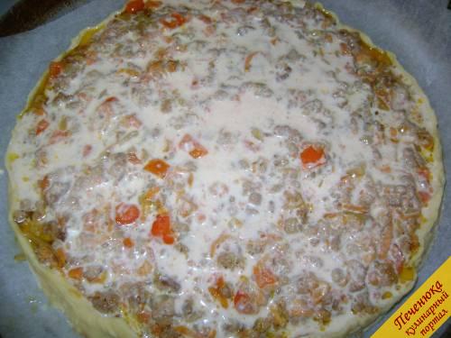 10) Поливаем начинку пирога. Если у Вас случайно завалялся свежий помидор, можете выложить его сверху.
