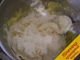 2) Когда картошка сварилась, слить воду, потолочь как на пюре, добавить масла и яйцо, все тщательно перемешать. Добавить муки.