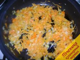 6) Когда лук слегка подрумянится, добавить тертую морковь (измельченную на крупной терке) и сладкий перец, порезанный кубиками.