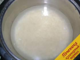 2) Рис помыть, залить водой в сочетании 1:3 и варить до полной готовности. 
