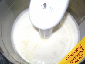 2) В полученную массу добавить растопленный предварительно маргарин. Снова все хорошо взбить. 
