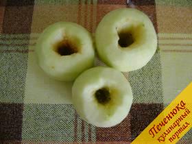 8) Яблоки очистить от кожуры, удалить сердцевинку.