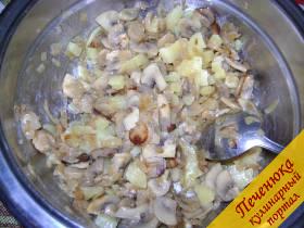 10) Когда грибы остыли положить в них вареную картошку, все залить майонезом (3-4 ст. ложек), хорошо перемешать.