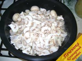 2) Грибы порезать небольшими кусочками. Оставить несколько штук маленьких грибочков целиком, чтобы потом поджарить их и украсить ежика. Поместить все в сковородку с заранее разогретым подсолнечным масло.