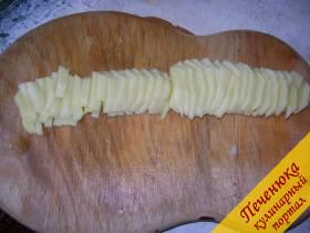 6) Взять одну или две сырых картошки, очистить и порезать соломкой.