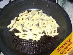7) Сковородку с подсолнечным маслом разогреть и поместить туда картошку.