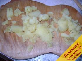 9) Готовую вареную картошку почистить от кожуры. Порезать маленькими кубиками.