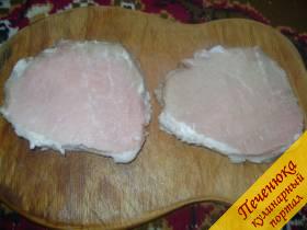2) Нежно отбить мясные кусочки с помощью кухонного молотка.