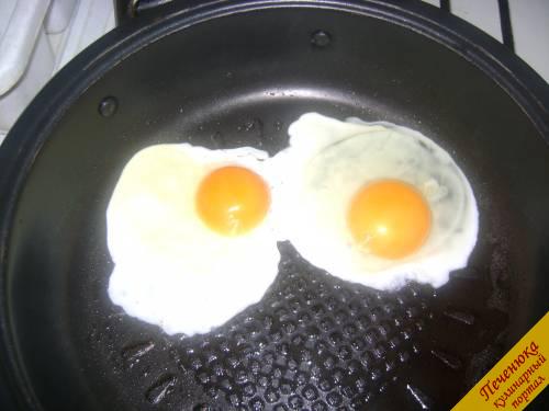 8) Чистую сковородку с подсолнечным маслом разогреть, поместить в нее куриные яйца. Жарить на среднем огне, чтобы хорошо прожарился белок.
