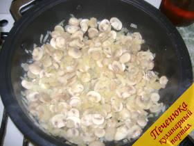 4) Поместить в сковородку с заранее подогретым подсолнечным маслом порезанные грибы и лук. Жарить на среднем огне.