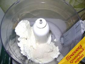 1) Поместить в посуду для взбивания необходимое количество творога, сахарного песка и ванильного сахара.