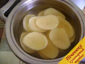 1) Картофель очистить, хорошо промыть под проточной водой, после этого из каждой половинки вынуть сердцевину, так, чтобы получились 