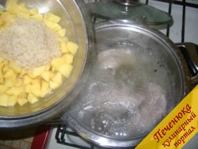 3) Картофель и заранее промытый рис поместить в готовый бульон.