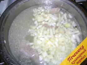 4) Через несколько минут поместить лук. Варить на небольшом огне, пока рис и картошка не будут практически готовы.