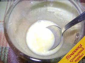 3) В стакан поместить яйцо и стакан сахара, немного взбить ложкой.