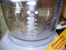 1) Желтки отделить от белков. Поместить в посуду для взбивания 3 яичных белка и взбивать до получения нежной густой белой пены.