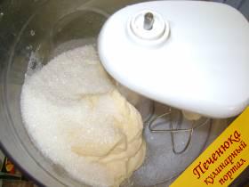 8) Пока коржи остывают, необходимо сделать крем: поместить в посуду для взбивания сметану или сливки и сахар. Все хорошо взбить до получения густой нежной массы.