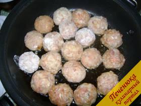 3) Скатать из фарша небольшие шарики и обвалять их в муке. В глубокой сковороде разогреть растительное масло. Выложить фрикадельки на сковороду.