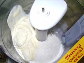 9) Тем временем, пока остывает корж, необходимо приготовить крем: смешать необходимое количество сметаны и сахара. Сметану обычно использую жирную (домашнюю).