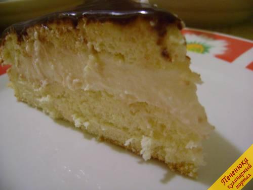 14) Смазать шоколадом торт и убрать в холодильник как минимум на 5-6 часов. Ну, а теперь можно попробовать насладится бисквитным пирогом с творожным кремом.