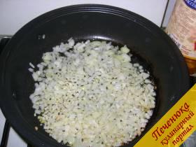 2) Далее приготовить начинку: порезать лук небольшими кубиками, поместить его на заранее разогретую сковородку с подсолнечным маслом.
