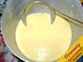 1) Для начала приготовим тесто. Для этого смешать яйца, молоко, щепотка соли и муку. 