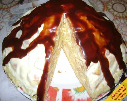 13) Украсить бисквитный торт с ананасами по желанию, в данном случае заливаем его шоколадом. Делайте так, как подскажет фантазия. Всем приятного аппетита!!!