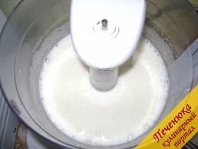 2) Белки взбить с 1/2 стаканом сахара. Взбивать до получения однородной пенистой массы, полного растворения сахара. 