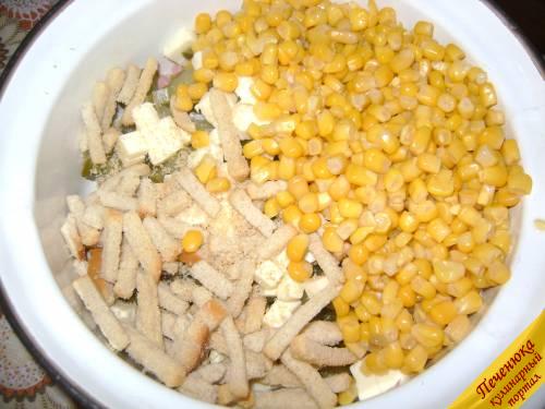 4) Следом добавить в быстрый салат сухарики, кукурузу (открыть ее, слить с нее лишнюю жидкость сначала). Все ингредиенты хорошо перемешать.