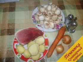 Свинина 500 г, грибы 200 г, картофель (среднего размера) 7 шт., лук 2 шт., морковь 1 шт., подсолнечное масло 50 мл, соль и перец по вкусу, зелень по желанию.