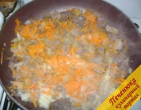 2) Когда мясо будет практически готово, добавить заранее порезанный лук (небольшими кубиками) и морковь, потертую на крупной терке. Все слегка потушить 5-7 минут.