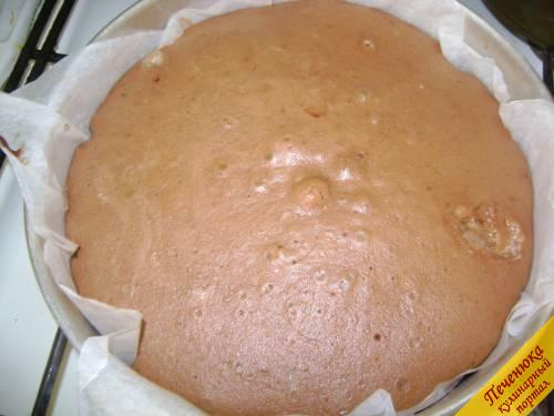 8) Готовый пирог вытащить из духовки, дать остыть. Разрезать вдоль на два коржа.
